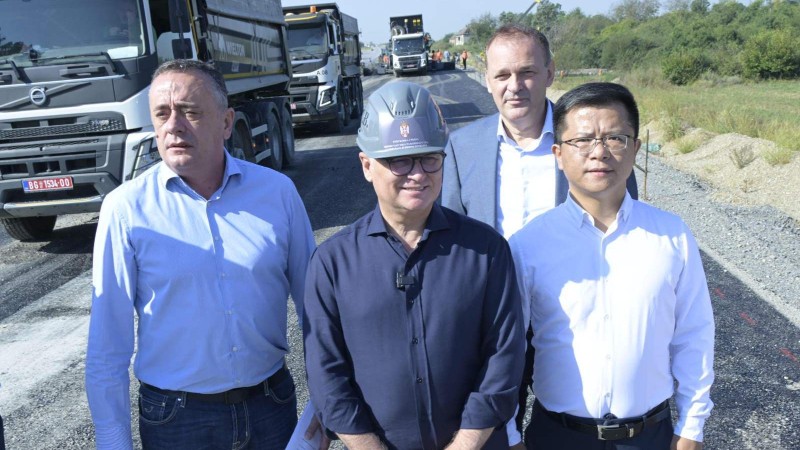 Vesić: Počelo asfaltiranje prve deonice Dunavskog koridora